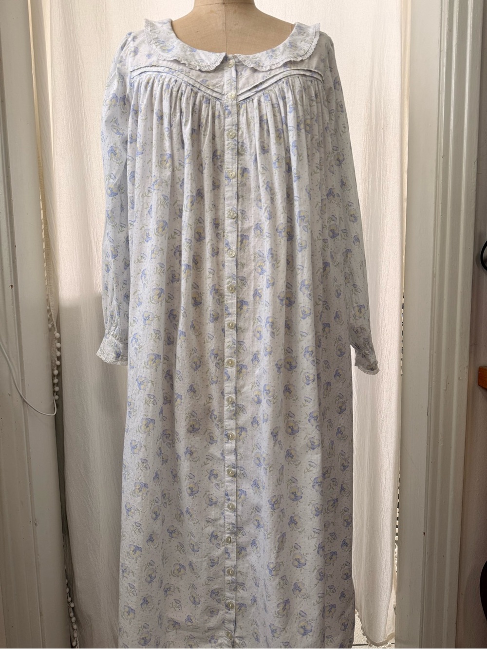 Vintage Eileen West, Button Front, Peter Pan Collar, Pansy Print Nightgown, sz P